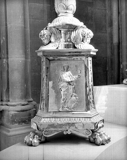 Garniture d'autel : Une croix, six chandeliers sur griffes de lion de l'époque Charles X, pied d'un chandelier, chapelle