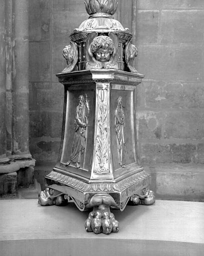 Garniture d'autel : Une croix, six chandeliers sur griffes de lion de l'époque Charles X, pied d'un chandelier, chapelle