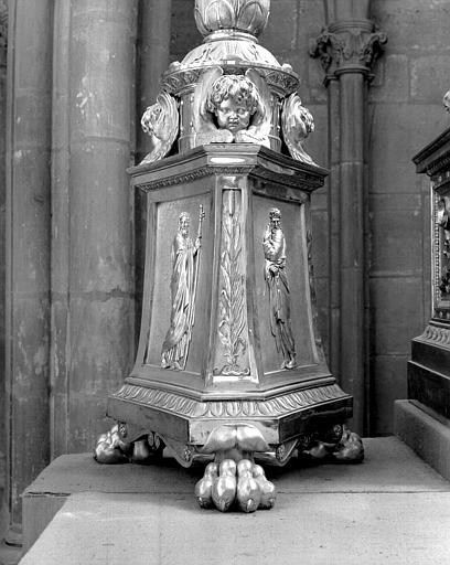 Garniture d'autel : Une croix, six chandeliers sur griffes de lion de l'époque Charles X, pied d'un chandelier, chapelle