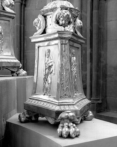 Garniture d'autel : Une croix, six chandeliers sur griffes de lion de l'époque Charles X, pied d'un chandelier, chapelle