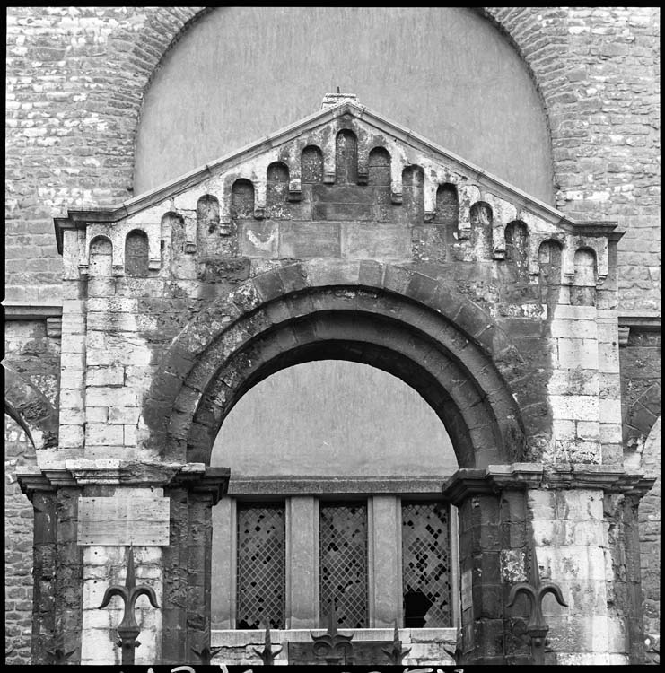 Cloître : détail du porche d'entrée