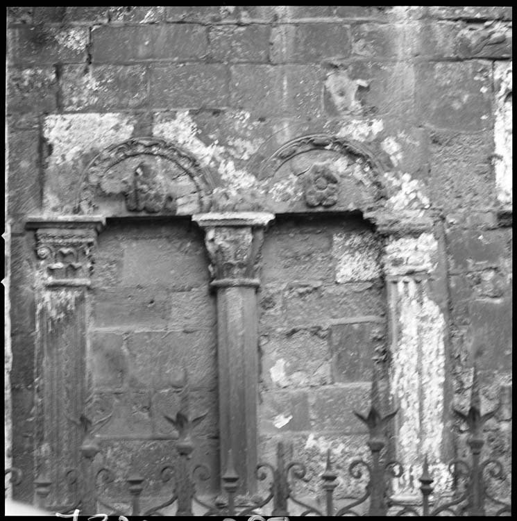 Cloître : arches aveugles