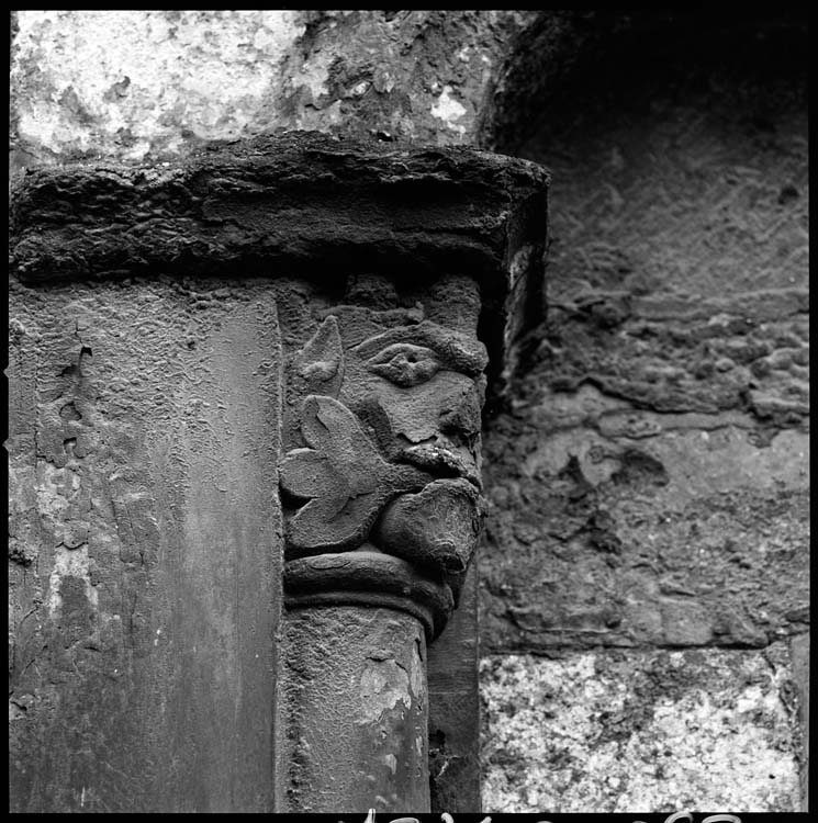 Cloître : chapiteau de colonne engagée