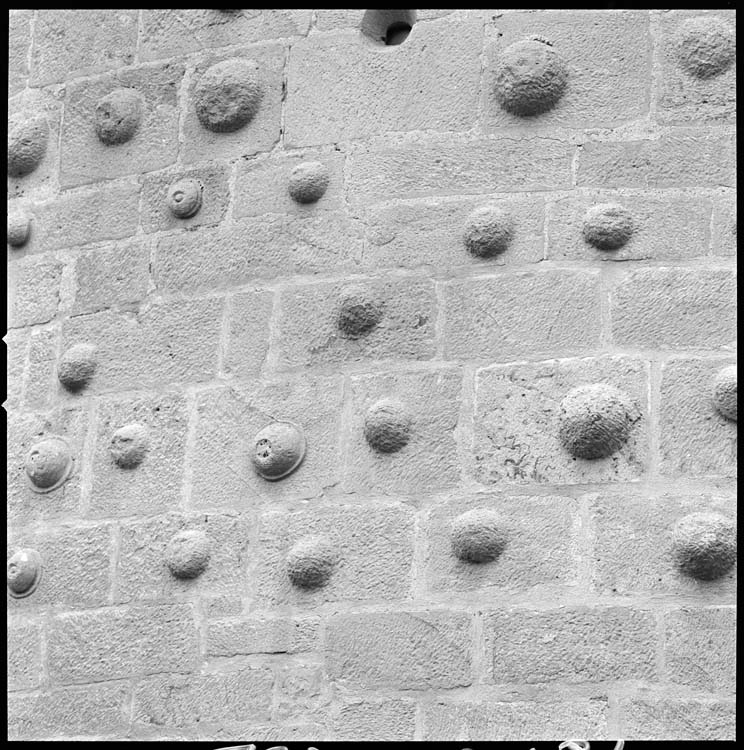 Décor de boules sur la façade