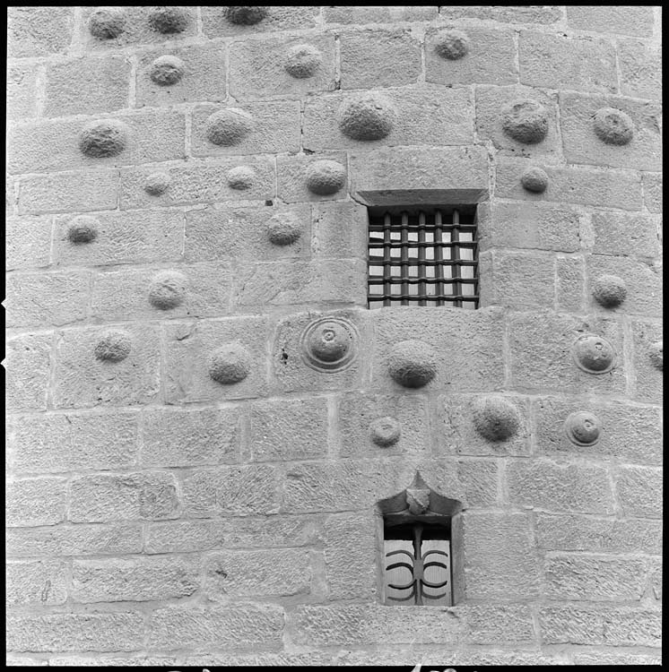 Façade : fenêtre grillagée, fenêtre à accolade et décor de boules