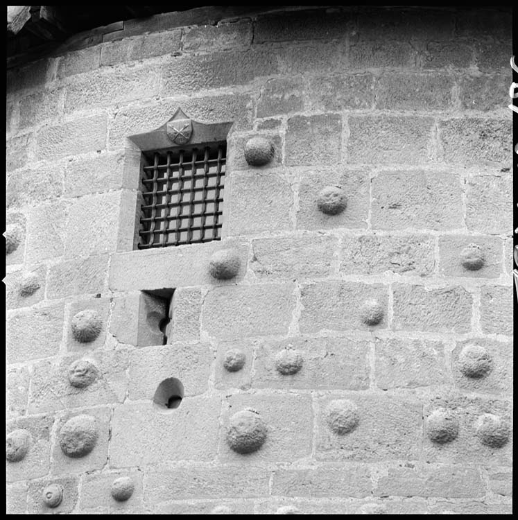 Façade : fenêtre à accolade et écusson et décor de boules