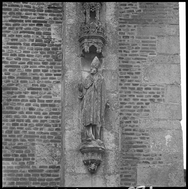 Chapelle castrale : niche et sa statue