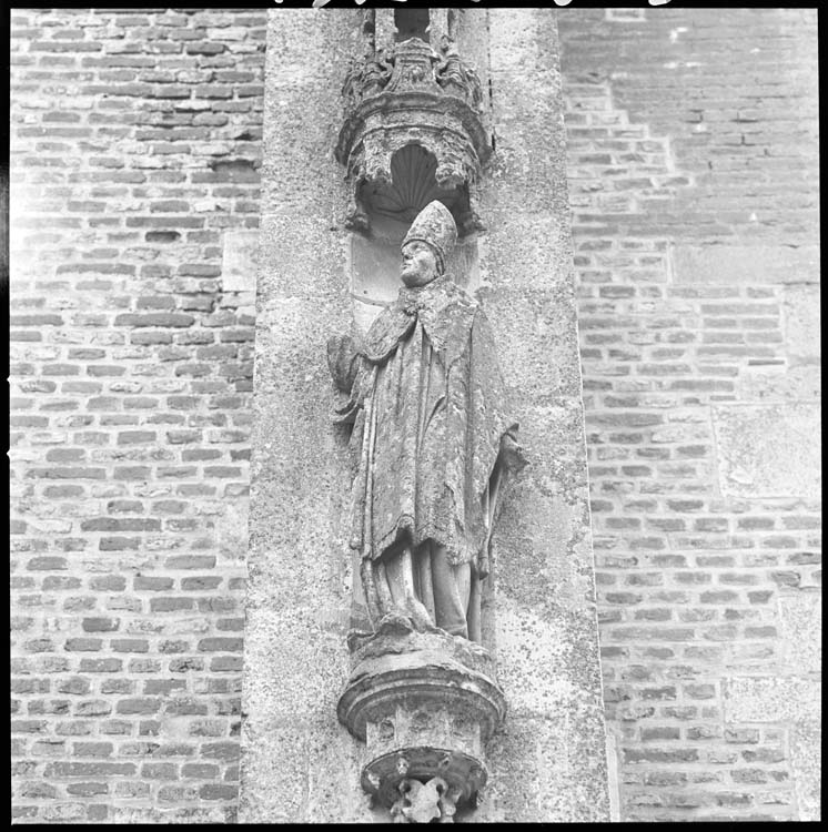 Chapelle castrale : niche et sa statue