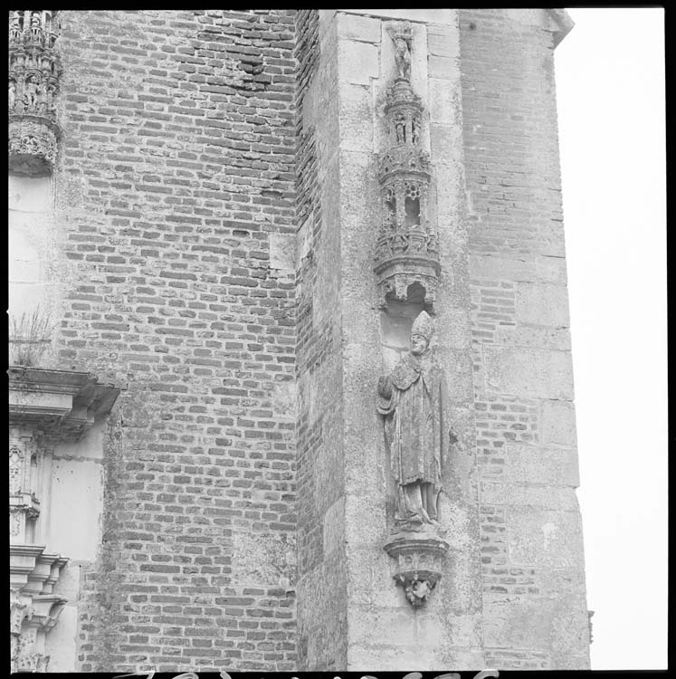 Chapelle castrale : niche et sa statue