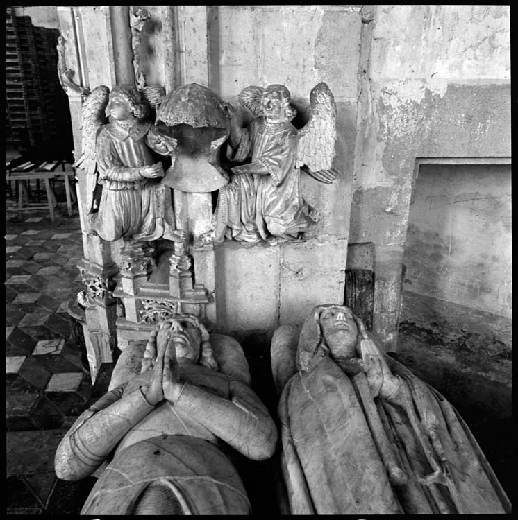 Chapelle castrale : gisant de Jean de Longvy et Jeanne de Vienne