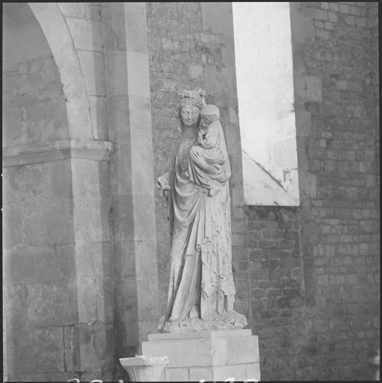 Église abbatiale, transept nord : Vierge à l'Enfant