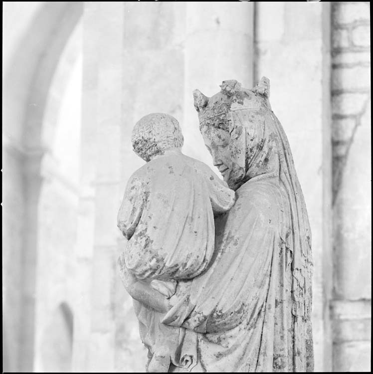 Église abbatiale, transept nord : Vierge à l'Enfant