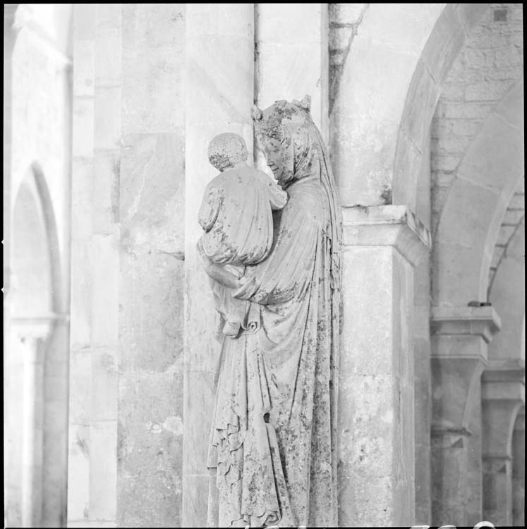 Église abbatiale, transept nord : Vierge à l'Enfant, vue latérale