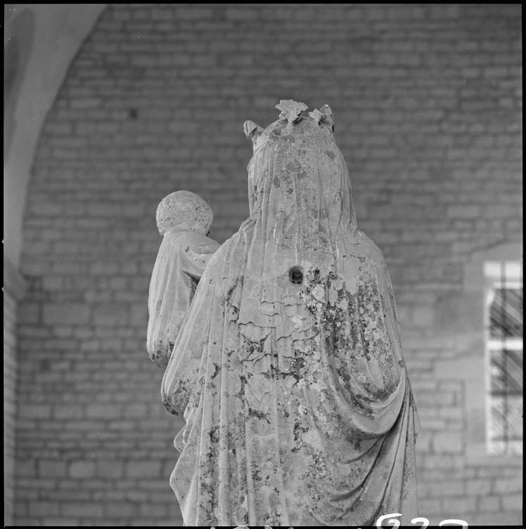 Église abbatiale, transept nord : Vierge à l'Enfant, de dos