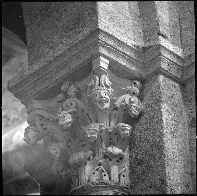 Bas-côté sud, chapiteau : feuilles d’acanthe et grotesques