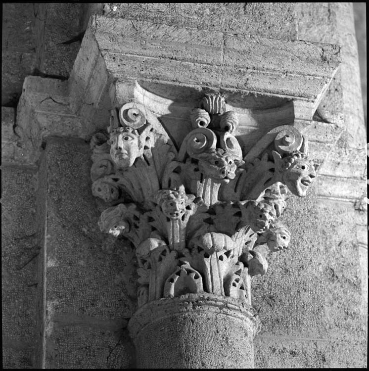 Bas-côté sud, chapiteau : feuilles d’acanthe et grotesques