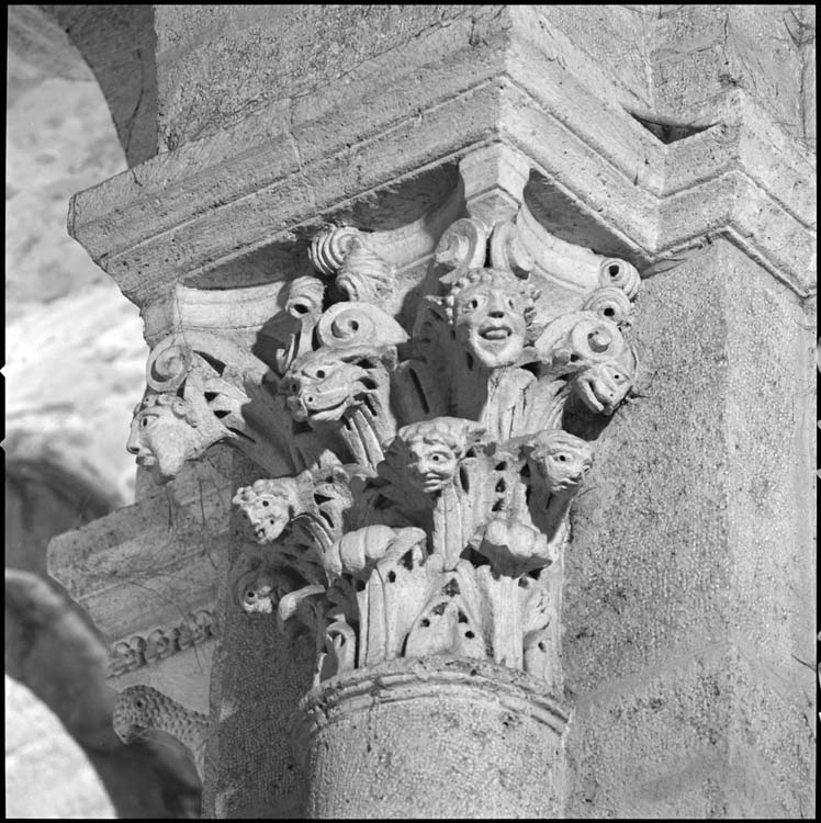 Bas-côté sud, chapiteau : feuilles d’acanthe et grotesques