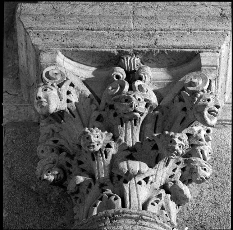 Bas-côté sud, chapiteau : feuilles d’acanthe et grotesques