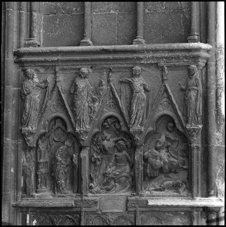 Façade ouest, portail de droite : bas-relief du soubassement