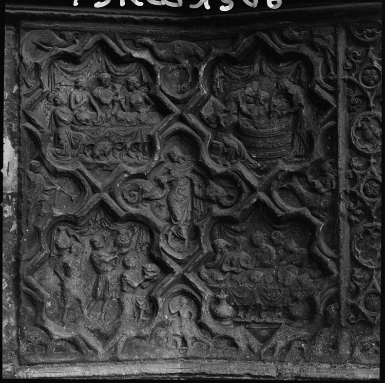 Façade ouest, portail central : bas-relief du soubassement