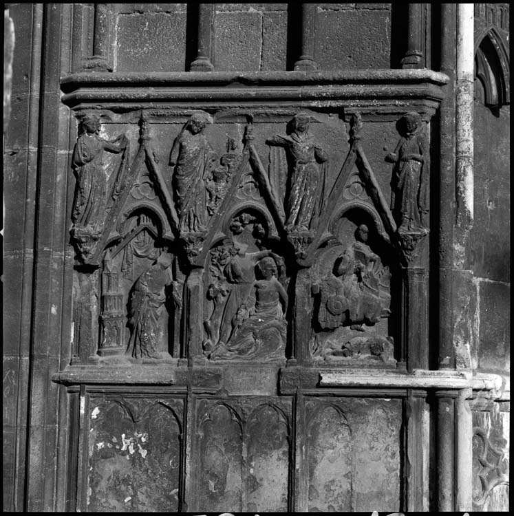 Façade ouest, portail de droite : bas-relief du soubassement