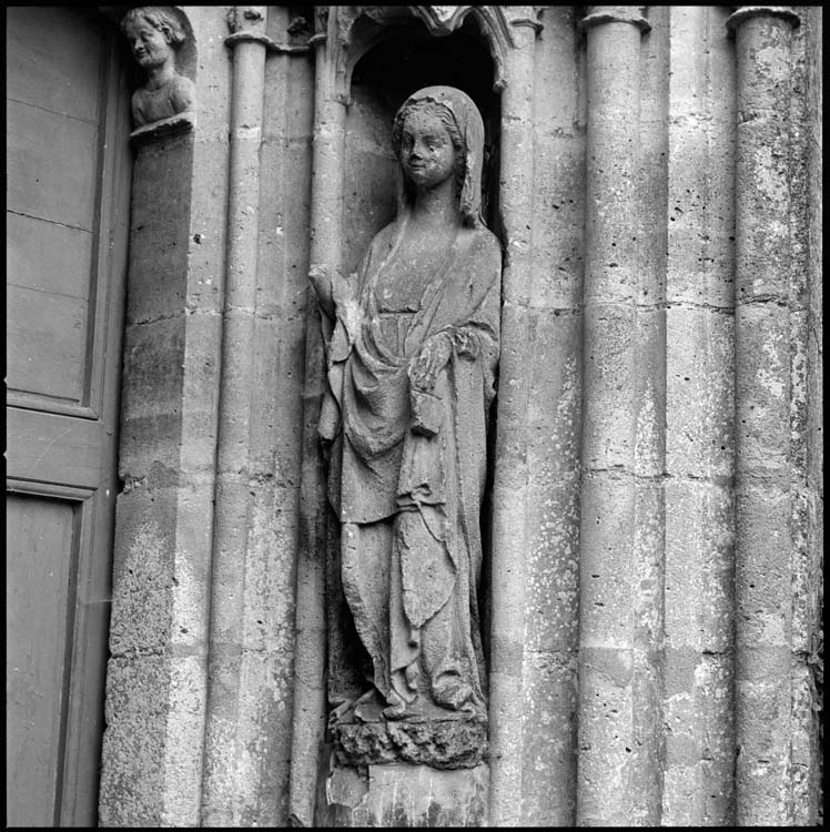 Façade ouest, portail : statue du piédroit