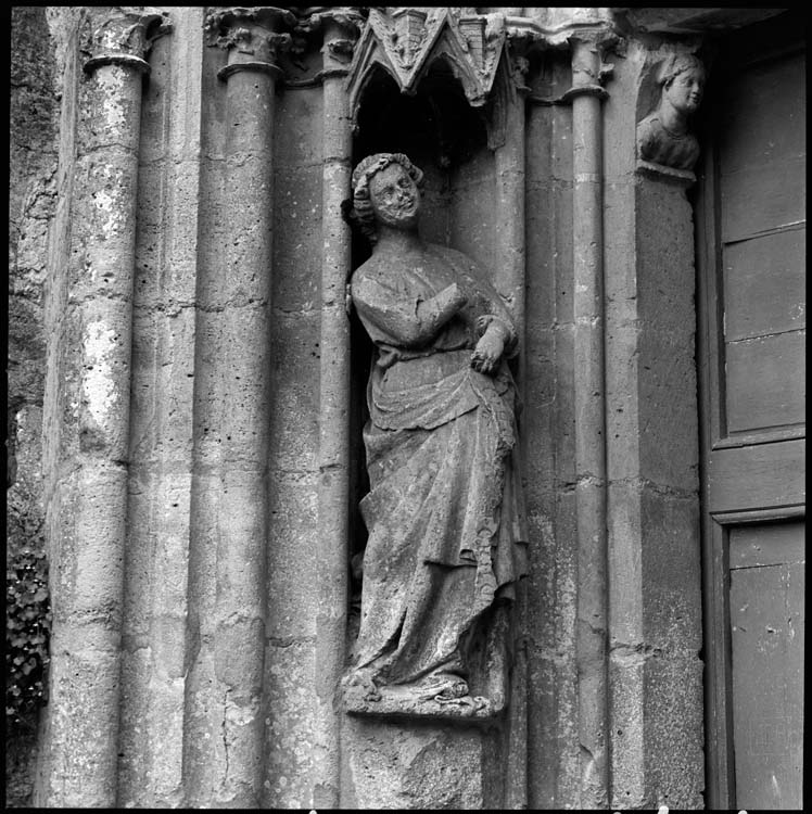 Façade ouest, portail : statue du piédroit