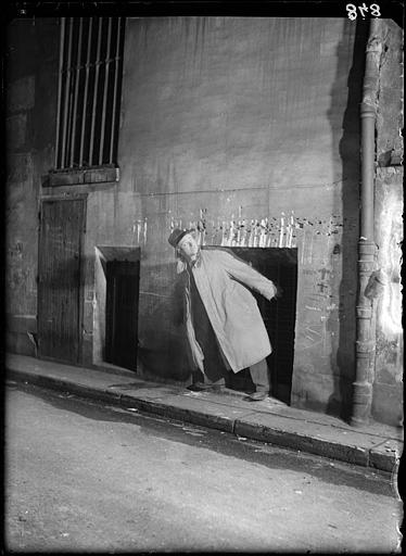 Homme fuyant, de nuit