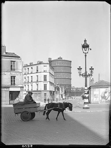 Charrette rudimentaire à deux roues tractée par un cheval