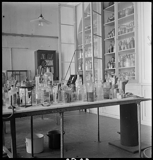 Laboratoire de fabrication des teintures à la Manufacture nationale des Gobelins