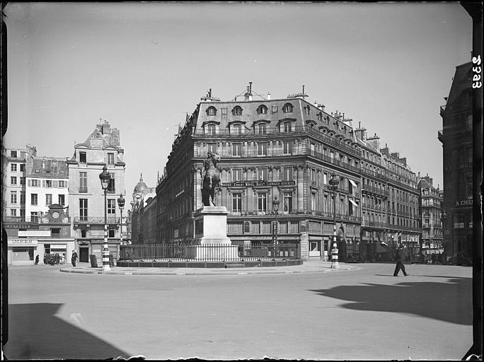 Vue générale de la place, statue de face