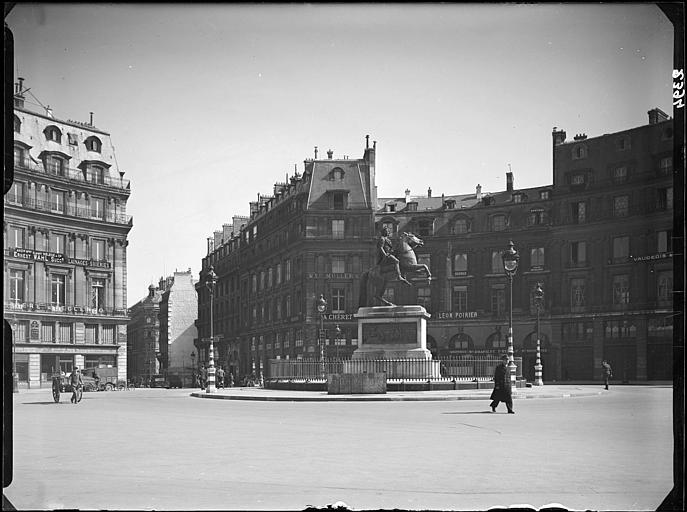 Vue générale de la place, statue de profil