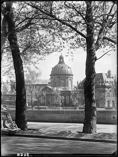 Vue vers l'Institut depuis les quais