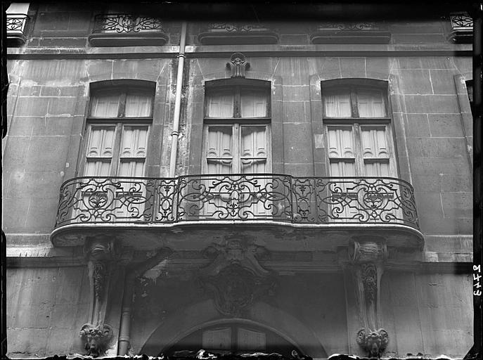 Balcon en fer forgé de la façade sur rue