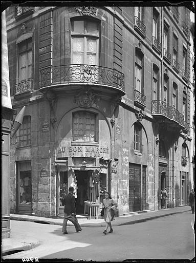 Balcon en fer forgé de l'angle de la façade sur rue