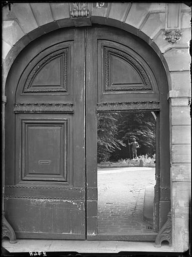 Cour et jardin intérieurs depuis la rue