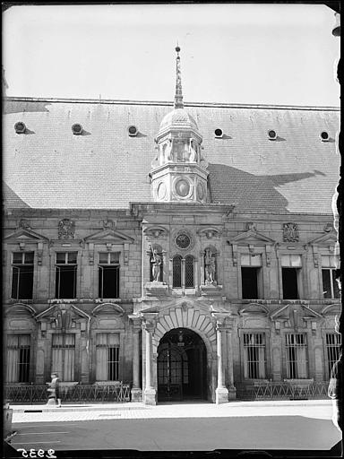 Façade sur rue : porte d'entrée