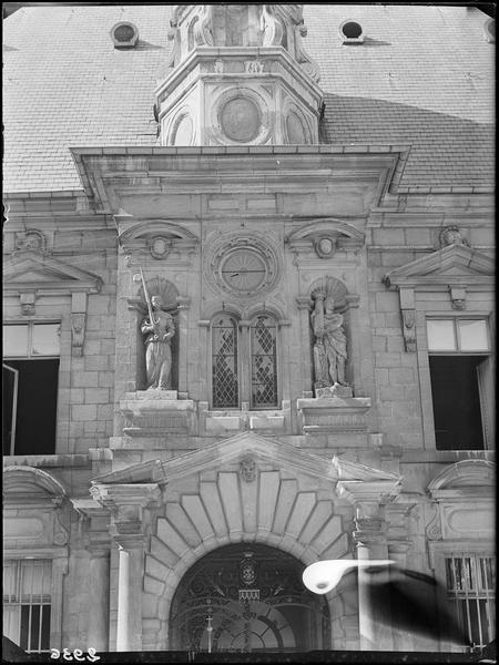 Façade antérieure : avant-corps central