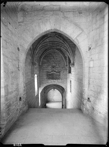 Intérieur, escalier d'honneur montant à la chapelle de Clément VI