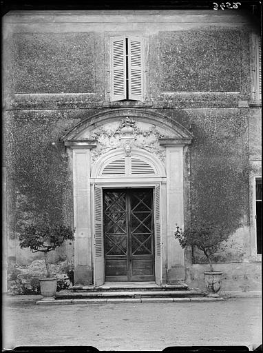 Détail de la porte d'entrée côté cour