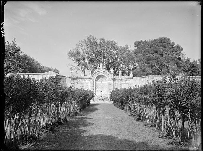 Buffet d'eau du parc. De style baroque, à décoration polychrome (bouquets en coquillages, mosaïques sur fond orange et rouge), il s'organise sur trois panneaux : la fontaine, dans la partie centrale, alimentée par un aqueduc