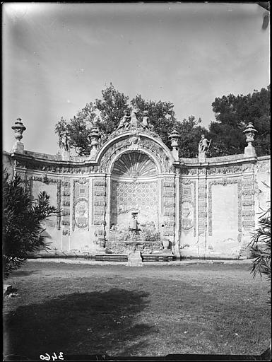 Buffet d'eau du parc. De style baroque, à décoration polychrome (bouquets en coquillages, mosaïques sur fond orange et rouge), il s'organise sur trois panneaux : la fontaine, dans la partie centrale, alimentée par un aqueduc