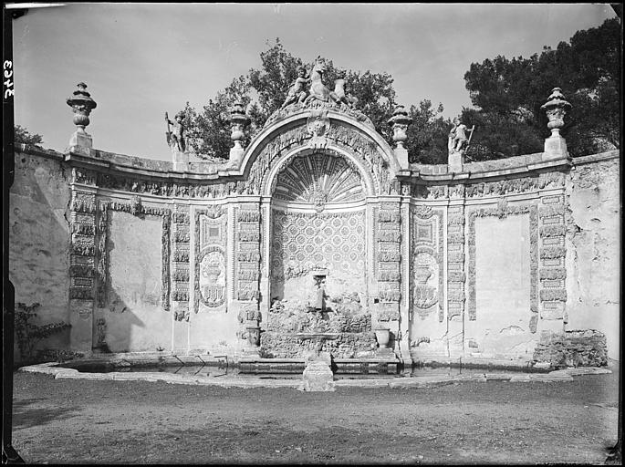 Buffet d'eau du parc. De style baroque, à décoration polychrome (bouquets en coquillages, mosaïques sur fond orange et rouge), il s'organise sur trois panneaux : la fontaine, dans la partie centrale, alimentée par un aqueduc