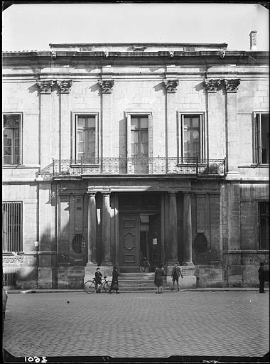 Façade d'entrée sur la place