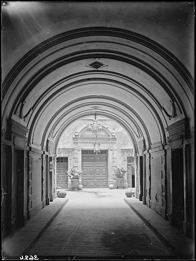 Tunnel donnant sur la cour