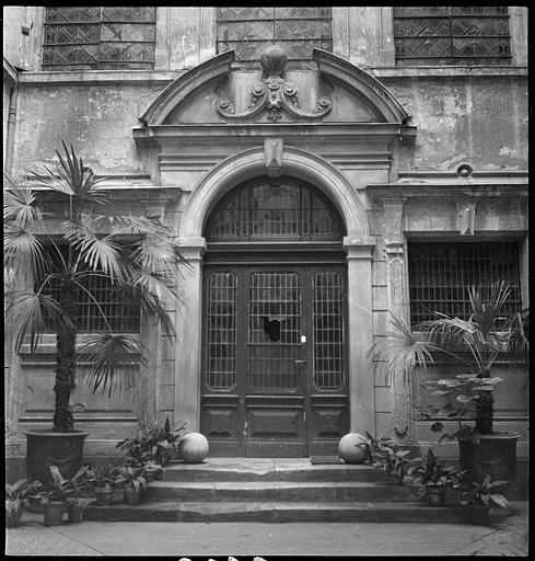 Porte d'entrée sur cour