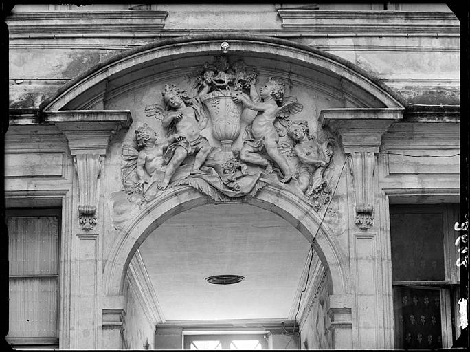 Fronton sculpté d'une porte sur cour