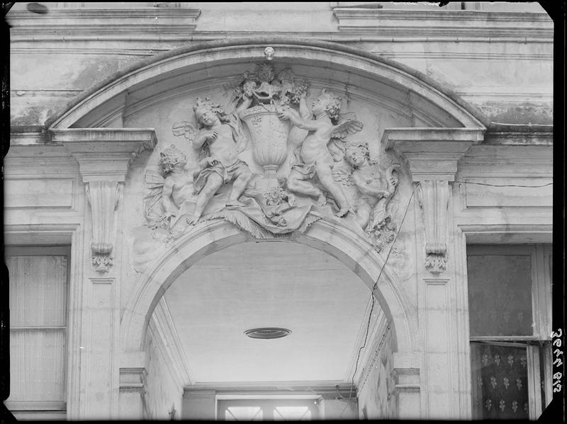 Fronton sculpté d'une porte sur cour