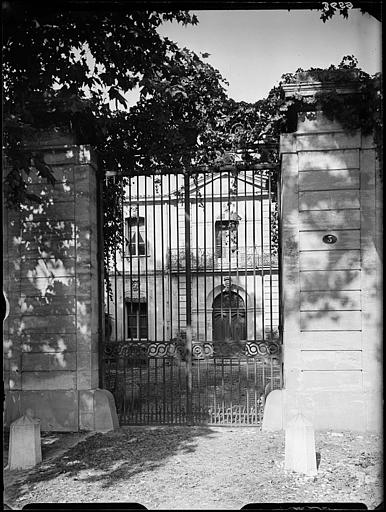 Grille et façade d'entrée