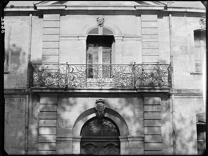 Balcon surmontant la porte d'entrée